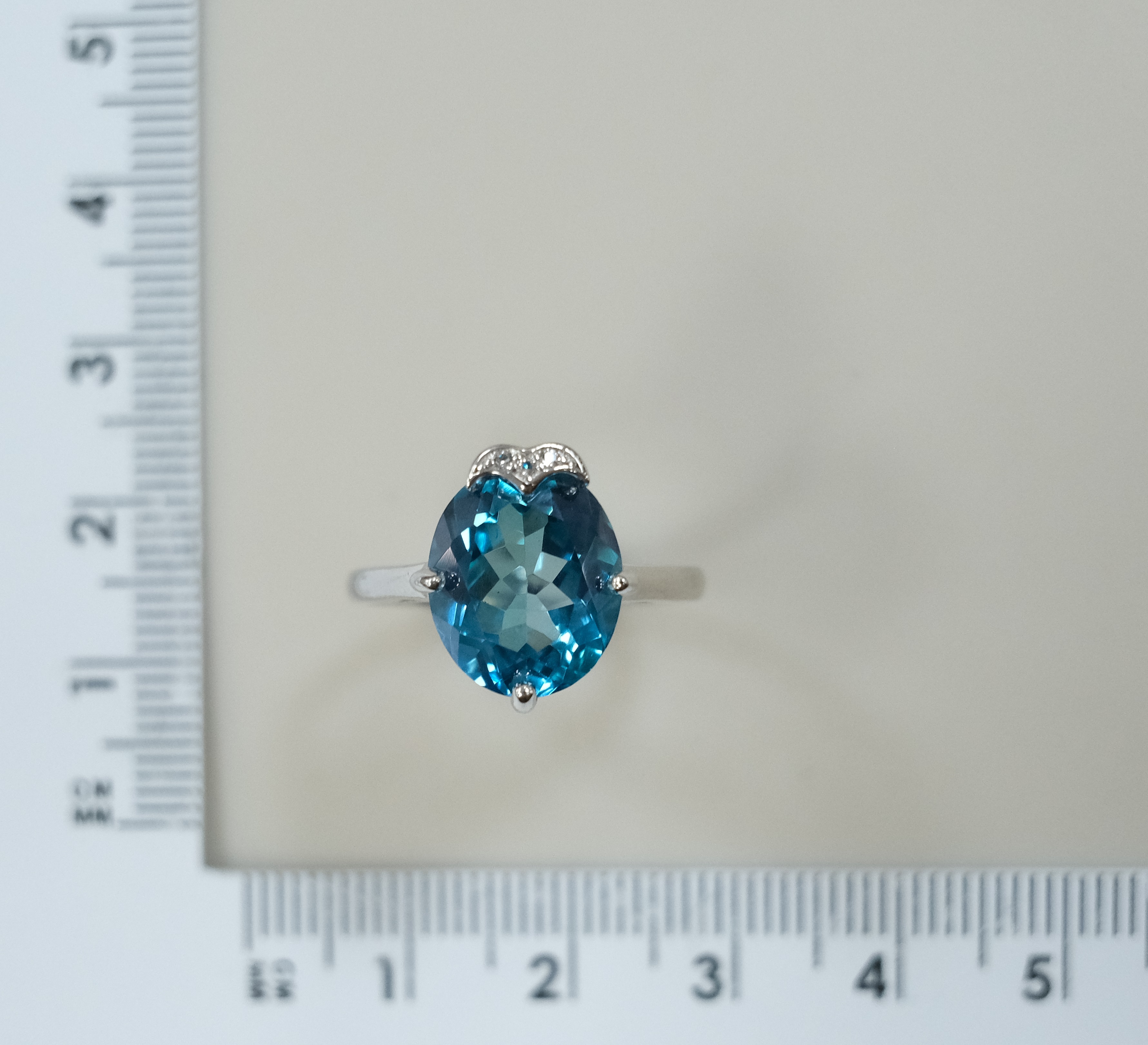 Серебряное кольцо с топазом Параиба